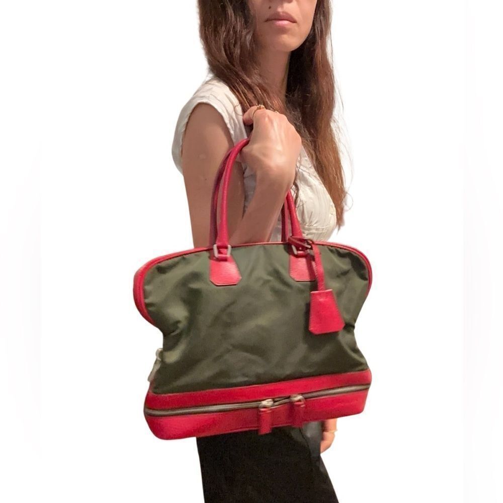 Auth Prada red leather and green nylon hand bag - Picture 2 of 16